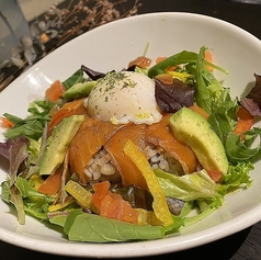 サーモンと温泉卵のアボカド丼