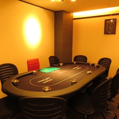 ポーカーをを楽しむことができるテーブル席