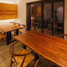 温かい照明が心地よい雰囲気を作り出すオシャレな店内は、友人との飲み会にぴったり◎カジュアルでありながら洗練されたインテリアが、特別なひとときを演出します。