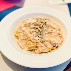 ホタテの小柱とスモークサーモンのクリームパスタ