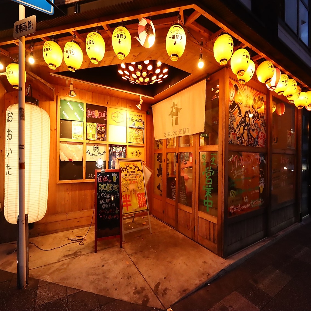 屋台らしい温かみのあるちょうちんが印象的な入り口。店内は居酒屋風の居心地の良さ抜群の空間です！