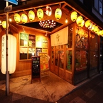 屋台らしい温かみのあるちょうちんが印象的な入り口。店内は居酒屋風の居心地の良さ抜群の空間です！