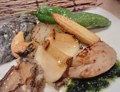 雲丹しゃぶ懐石の一品鮑とフォアグラの青海苔バター焼きの写真