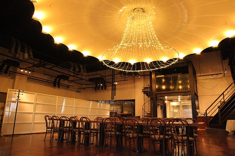 入ってすぐの天井にはレストランサッポロのシンボリックな照明がひろがります。