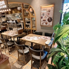 2名様用のテーブル席はご友人や恋人とのお食事に最適なお席です!木のテーブルと高級感あるイスが落ち着いた雰囲気を演出しております☆当店が厳選したこだわりのワインと国産牛100%のミンチ肉を使用したハンバーグをご堪能下さいませ☆