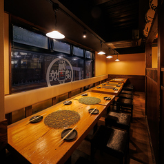 木の質感と間接照明が心地よい和の空間。風情あふれるテーブル席で、丁寧に仕込まれた逸品料理をお楽しみいただけます。やきとんや馬刺しを囲みながら、仲間と過ごす贅沢な時間をご堪能ください。飲み放題付きコースでさらに満足度アップ◎
