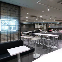 オープンスタイルの空間ながら、ゆったりと配されたテーブル席は、時間帯ごとに表情を変えるBLOOM TOKYOの魅力を存分に感じられる特等席。大切な人と最高の時間をお過ごしください。