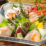 日本近海にて育まれた新鮮な朝〆鮮魚を豊洲市場より直送。新鮮な魚介をお楽しみください