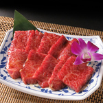 塩だれ、みそだれ、しょうゆだれの3種類の自家製たれを使用し、もみ込んだお肉を提供いたします。