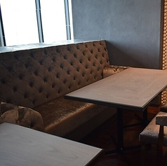 当店ではソファー席もご用意しております。リラックスした雰囲気の中で、心地よくお食事やお酒をお楽しみください。