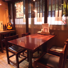 窓際のテーブル席