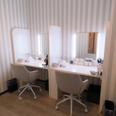 安心してご利用いただけるパウダールームでは、ドライヤー・ヘアアイロン・ヘアケア商品・化粧水・コットンなどをご用意しておりますので、自宅にいる時のようにゆったりとご活用いただけます