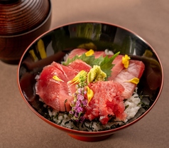 本まぐろ彩御飯　※味噌椀付