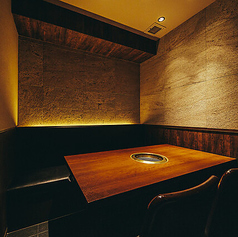 静かで洗練された雰囲気が魅力の2～4名様対応個室を完備。銀座のうしごろバンビーナでは、A5黒毛和牛を使用した極上の焼肉コースを、落ち着いた空間でお楽しみいただけます。小規模の接待やビジネス会食にも最適。大切な方をもてなすにふさわしい、上質な時間をお届けします。