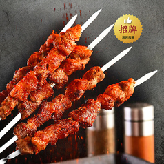 【名物 炭火焼きで】ラム肉の串焼き