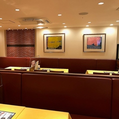 ご家族やご友人との少人数でのお食事から、仕事仲間やご親戚など大人数でのご宴会まで、様々なシーンで使いやすいテーブル席。レイアウト変更など、お気軽にご相談ください。