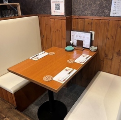 落ち着いたソファ席でゆっくりとお食事をお楽しみいただけます。2名様からご利用いただけるので、デートやご友人とのお食事にもぴったり!最大3名様までご利用いただけます。