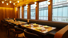 ゆったりと落ち着いた雰囲気の中で、お食事とおしゃべりを楽しめるテーブル席をご用意しております。少人数での女子会やご友人との食事、ご家族でのお集まりなど、様々なシーンでご利用いただけます。薪が飾られたおしゃれな空間の中で、熟練シェフの本格フレンチと多彩なワインを心ゆくまでお楽しみください。