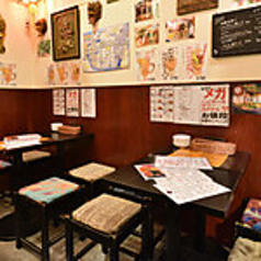 店内はアジアン屋台をイメージした内装となっており、テーブル席は、ゆったりとした空間でお食事を楽しむのに最適です!ご友人やご家族とリラックスしたひとときをお過ごしいただけますので、お気軽にお越しください♪