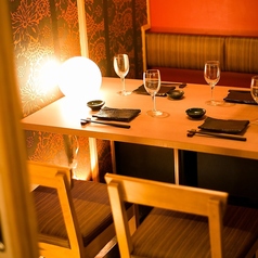 壁一面に描かれた桜と五重塔が印象的な、和の情緒漂う小個室。2～4名での利用に最適で、女子会やデートにおすすめ。静かな空間で特別な時間をお過ごしください。