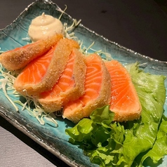 サクッ、とろり。新食感に感動する「サーモンレアカツ」の写真