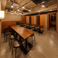 木目を基調としたあたたかみのある店内は、カジュアルに集まりたい飲み会や打ち上げ、会社の宴会にもぴったり！広々としたレイアウトでテーブル席をゆったり配置しているので、大人数にも最適です！