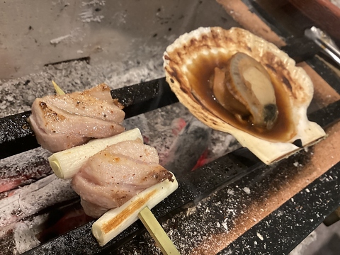 炉端焼きは中央の囲炉裏でじっくり焼き上げます。