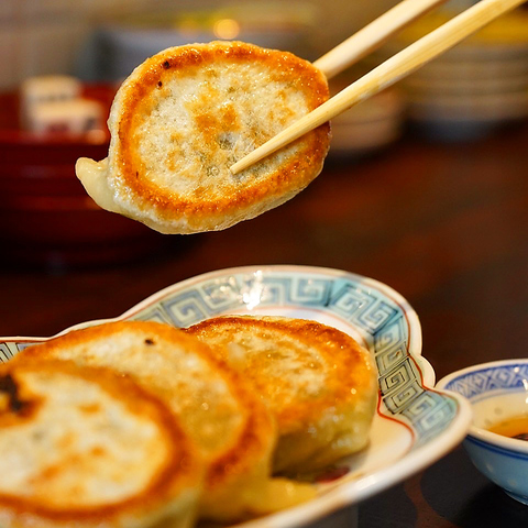 究極の焼餃子とこだわりの創作料理が食べられる居酒屋