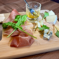 生ハムとチーズの盛り合わせ