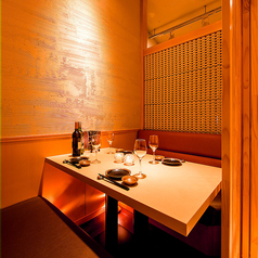 金閣寺の美しい壁画が目を引く、落ち着いた和個室。4～6名でのご利用に最適で、接待や家族の集まりにもぴったり。和モダンな雰囲気で非日常感を演出します。