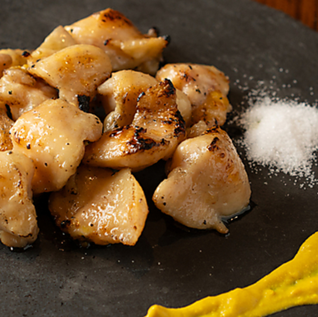 一口サイズに旨みが凝縮した、炭火香る『ぼんじりコロコロ炭火炙り』炭火ならではの余韻を満喫下さい