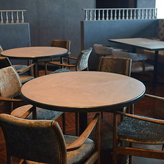 4掛けのテーブル席は、デートや親しい友人との静かな食事にぴったりです。落ち着いた雰囲気の中で、上質な時間をお過ごしください。