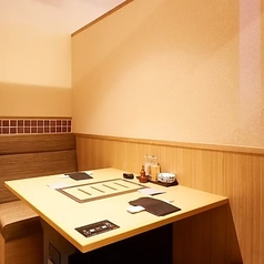 デートや記念日、接待にふさわしい2名様個室は、白木の香りが漂う落ち着いた空間です。モダンな装飾が施され、周囲を気にせずゆったりとした時間を楽しむことができます。特別な瞬間にぴったりの場所です。※22時以降のご予約の場合はチャージ料金が20％となります。