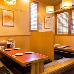 【1Fテーブル席(2～4名様向け)】会社帰りの一杯や少人数でのご利用にぴったりのテーブル席です。隣の席との間には仕切りがあり、ご家族や気の置けない仲間と気兼ねなくお過ごしいただけます。