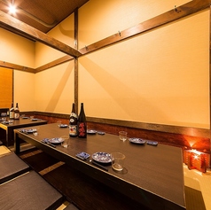 様々なシチュエーションで掘りごたつ個室をご利用いただけます。百道、西新、藤崎、姪浜からなど近隣の皆さまに愛されております。個室然り、こだわり・すべて手仕事の和食炉端焼き然り、厳選日本酒然り、差し詰め「大人の遊び場」でしょうか。季節のコースもご用意してお待ちしております。