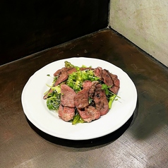 焼き牛タンと香草のグリーンサラダ