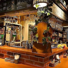 【カウンター席:15名様】サク飲みからデートまで◎ゆったりと会話が楽しめるお席。最大15名様まで利用可能なカウンター席。お一人様はもちろん、カップルやご友人同士など少人数でゆっくり過ごしたい方におすすめです。カウンターバックには、豊富なお酒がぎっしり!お好みのお酒を片手に、お食事や会話をお楽しみください