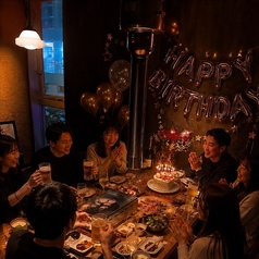 プライベート空間を確保した完全個室です。別途、個室料金5000円かかります。ご予約はお電話で承ります。