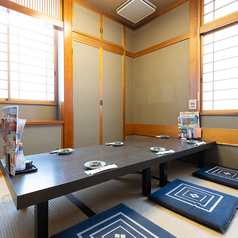 【中規模座敷個室】6名~8名様向けのお座敷。木の質感に囲まれた空間で、靴を脱いでリラックスしてお過ごしいただけます。