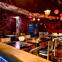 【2階奥席】温かみのある照明とシンプルで落ち着いたインテリアが魅力の店内。ゆったりとした空間で、リラックスしたひとときを過ごせます。心地よい音楽とともに、落ち着いた雰囲気の中で食事やお酒を楽しむことができます。