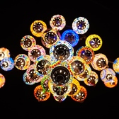 【海外レストランのような煌びやかな空間】日本にいることを忘れそうなお洒落なシャンデリアがお出迎え。温かみのあるライトが店内を灯す。