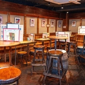 店内は、木の温もりに包まれた古民家風の落ち着いた雰囲気です。居心地の良い空間の中で、定期的な生演奏、ライブ、DJイベントに対応できる音響設備を完備。また、大型TVモニターも完備しておりますので、スポーツ観戦も可能です。食事やお酒を存分に楽しみながら、様々なエンターテイメントをお楽しみいただけるお店です。