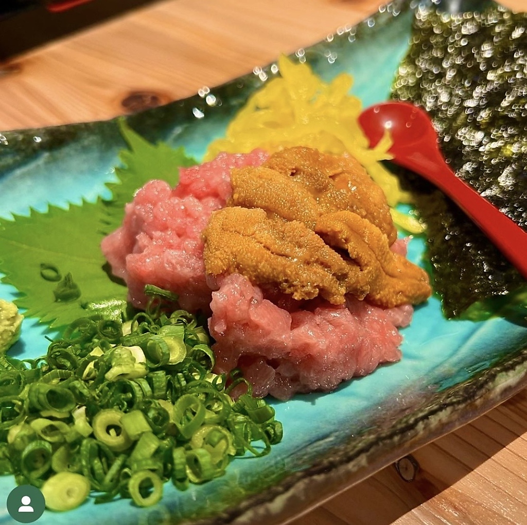 箱一杯に敷き詰められた雲丹をアツアツのご飯にのせて、口いっぱいに頬張ってお召し上がりください。