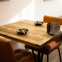 店内の賑やかな雰囲気を感じながら、お仕事帰りの一杯や友人とのカジュアルな飲み会に最適。宮崎直送の地鶏が焼き上がる香ばしい香りに包まれ、楽しい夜をお過ごしください。