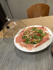 切り立て生ハムとナッツのパルメザンチーズ燻製サラダ