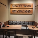 落ち着ける雰囲気で常連様も続出中！ゆったり出来る広々テーブル席もご用意しています。