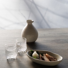 【2名様掛けテーブル席】落ち着いた雰囲気の当店で、特製自家製料理と豊富な品揃えのドリンクをお楽しみください☆