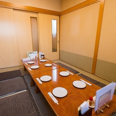 【2F座敷席(5~50名様)】靴を脱いで足を伸ばせる、どこか懐かしい雰囲気のお席。ゆったりと寛ぎながら、自慢の若鶏料理や串焼きをお楽しみいただけます。ご家族連れにもおすすめです。