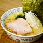 横浜出身の店主が手がける濃厚家系背脂ラーメン！飲みの〆にもお食事だけのご利用にもオススメです♪