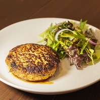 肉の旨味がガツンと広がる、自慢の「手ごねハンバーグ」